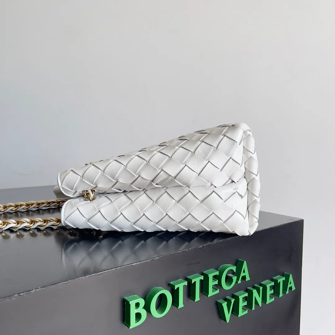 Batch 1960 BOTTEGA VENETA 2024 spring and summer new small ANDIAMO chain bag is also available! 🔥🔥I believe many friends have been waiting for a long time. The metallic chain adds a touch of sophistication to the original softness and elegance of Andiamo. The collision of classic craftsmanship and elegance creates a different kind of beauty. Style number: 786008 Size: 25*22*10.5cm